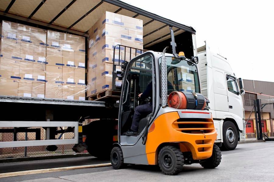 Loading a lorry with forklift